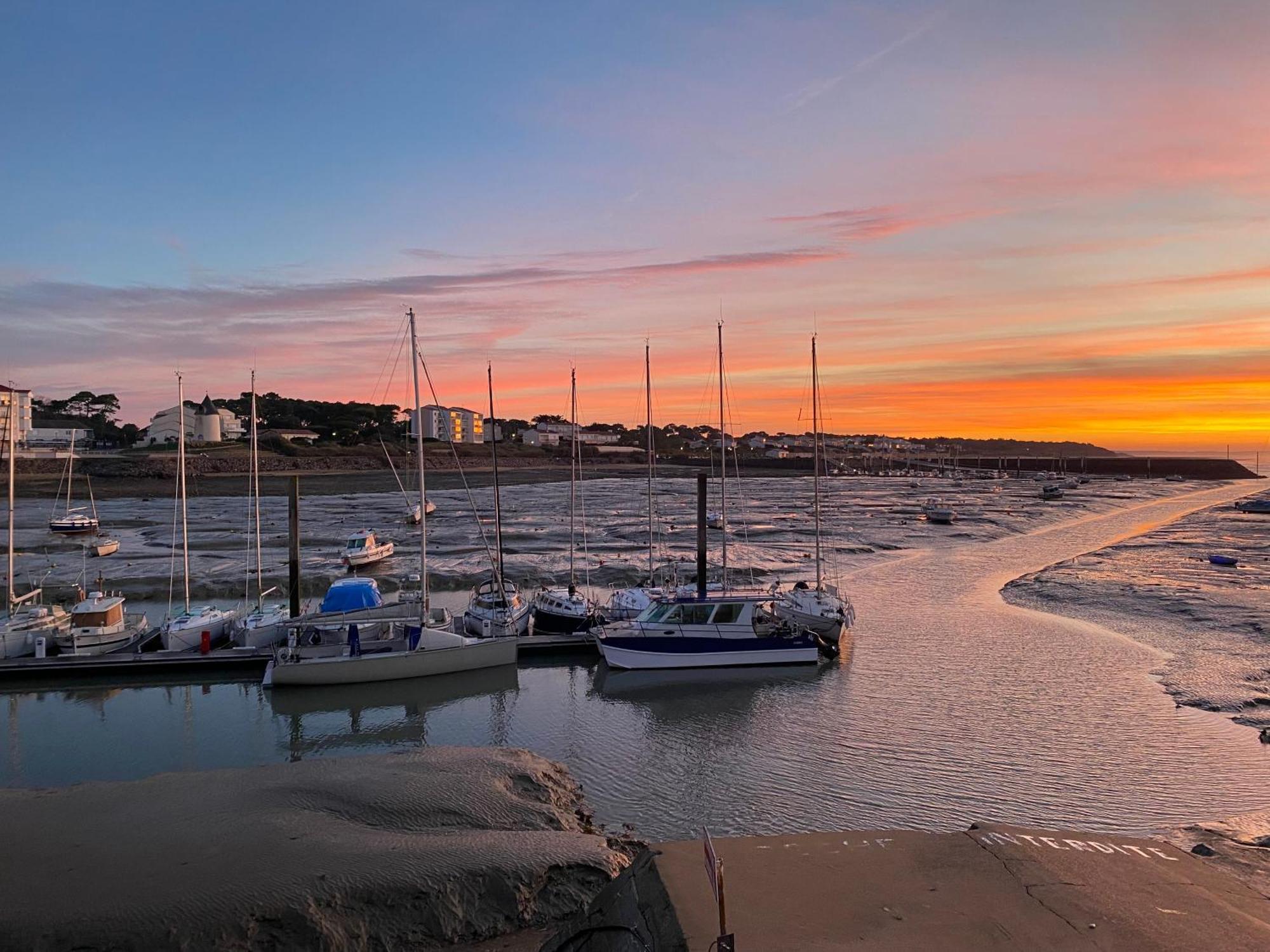 Appartement Vue Sur Mer Et Le Port Jard-sur-Mer Bagian luar foto